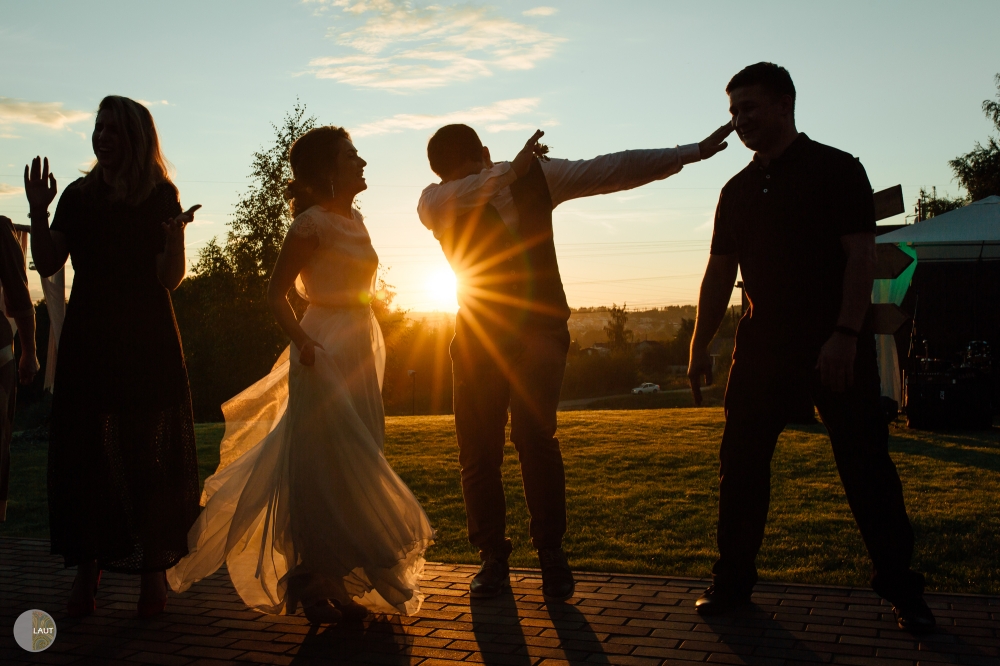 Свадьба летом, банкет, танцы на закате