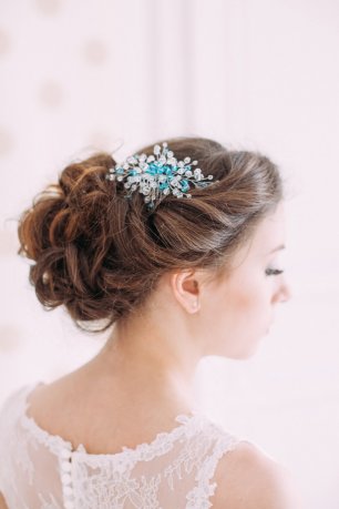 Красивое украшение в прическе невесты