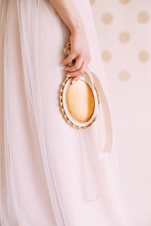 Винтажное зеркало в руках невесты