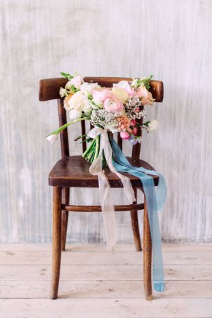 Букет невесты на стуле