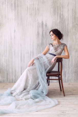 Серое платье невесты и голубая фата