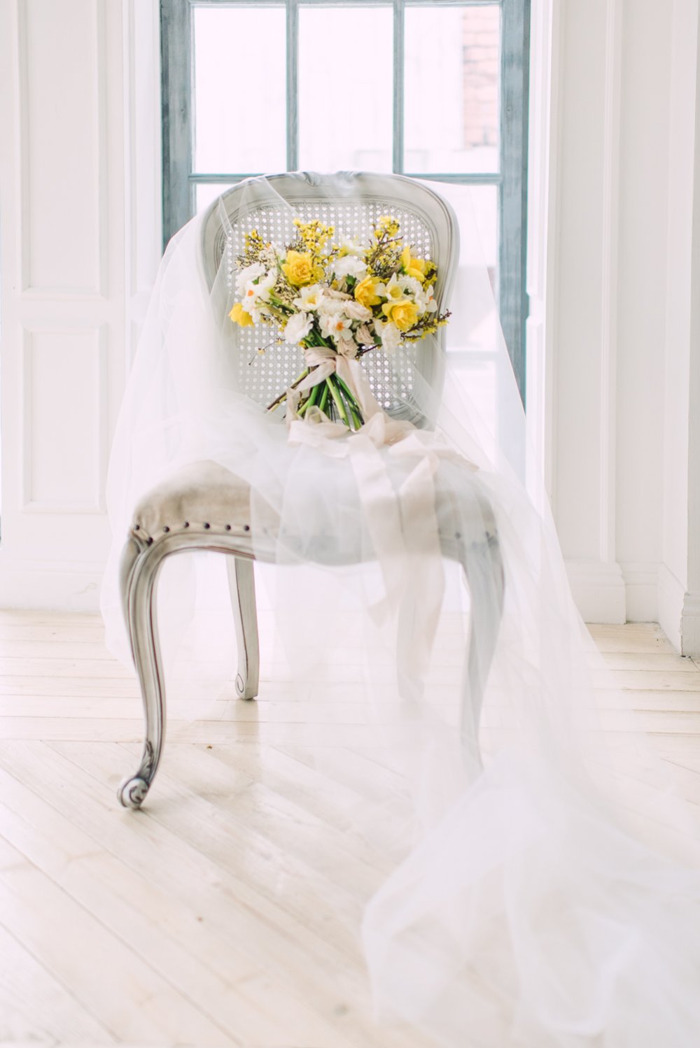 Солнечно-желтый букет невесты, фотосессия в студии