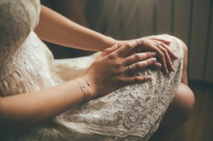 Белое кружевное платье подружки невесты