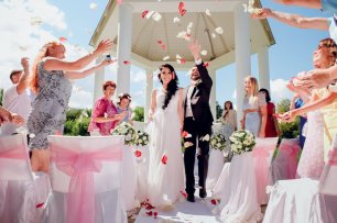 Красивая выездная церемония за городом