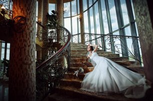 фотосессия в ресторане, винтажная лестница