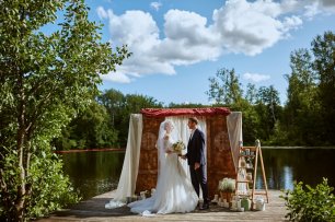 Место бракосочетания: деревянные двери, гипсофила, лестница