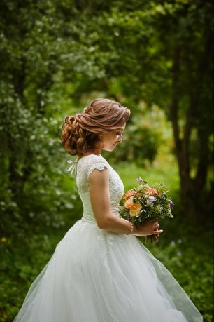 Низко собранные локоны в прическе