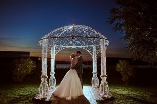 Вечерняя прогулка: фото в винтажной освещаемой беседке