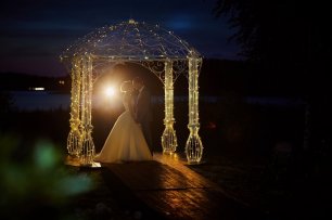 Вечерняя прогулка: фото жениха и невесты в винтажной освещаемой беседке