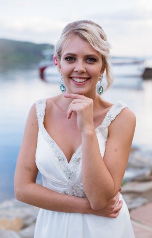 Невеста: фотосессия у воды