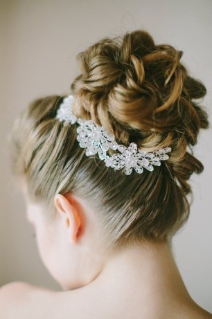 Элегантная заколка,украшающая свадебную прическу невесты