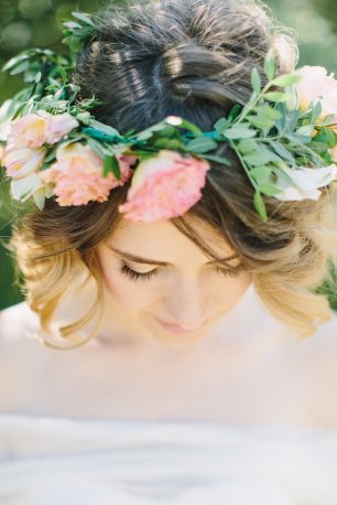 Невеста в цветочном венке