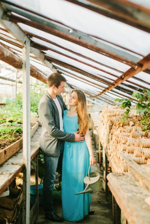 Предсвадебная фотосессия в цветочном амбаре