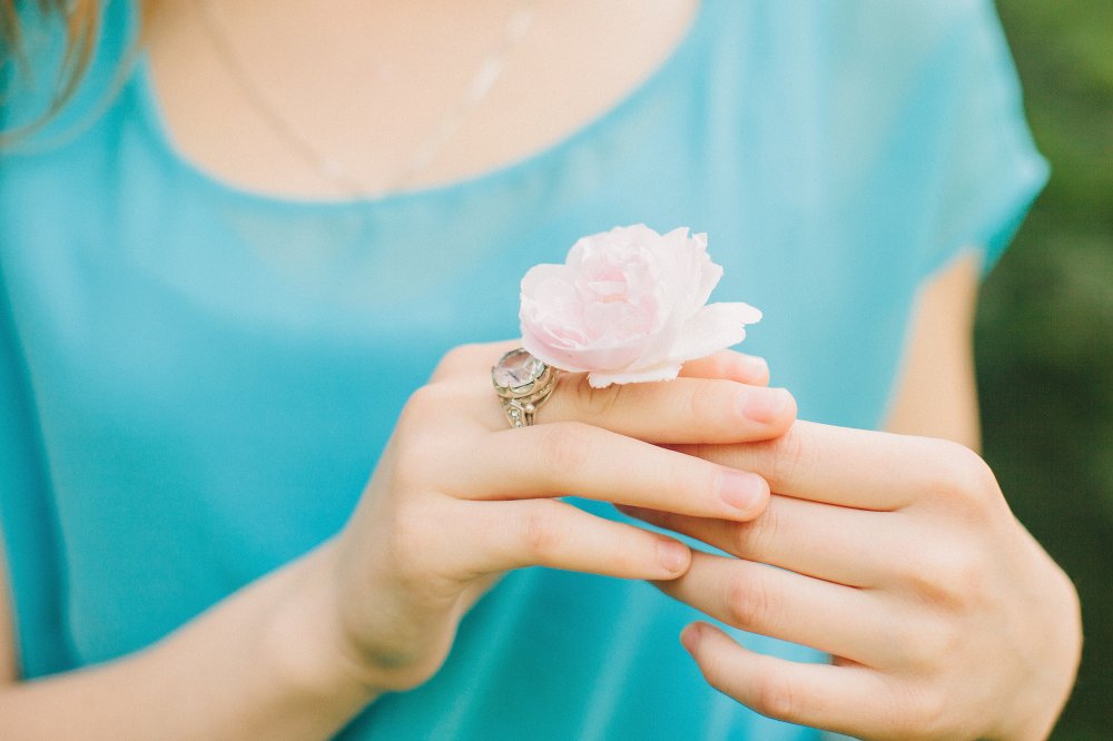 Розовая роза в руках подружки невесты