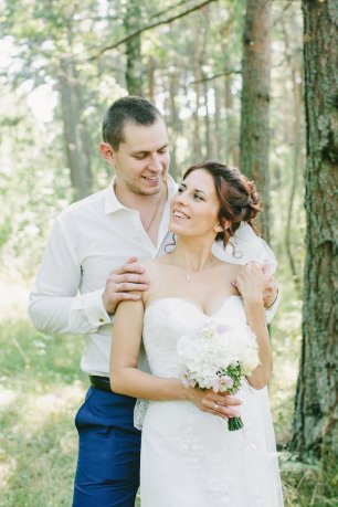 Свадебная прогулка в лесу