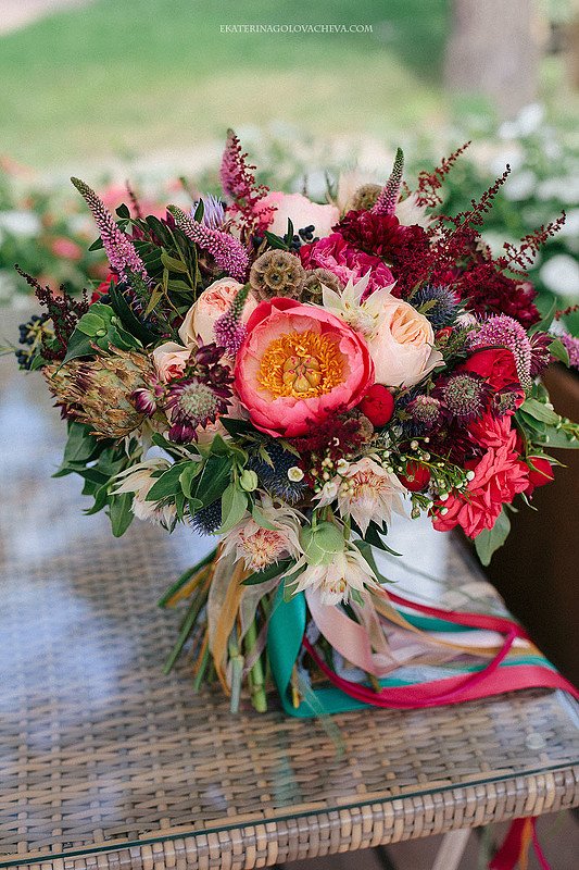 Букет невесты с большим разнообразием видов цветов и растительности