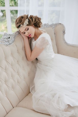 Невеста на винтажном диване