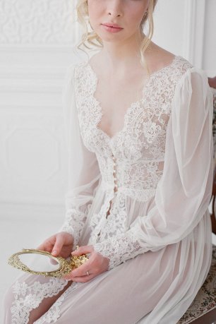 Невеста в кружевном халате