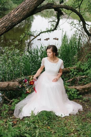 Свадебная фотосессия невесты у водоёма