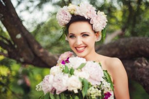 Букет невесты и венок из розовых пионов