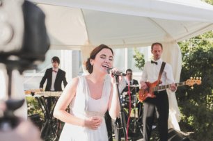 Невеста поет на свадьбе