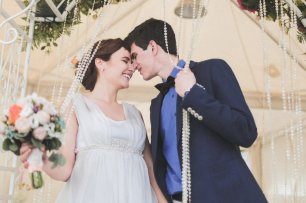 Жених и невеста фото в стеклянных бусах