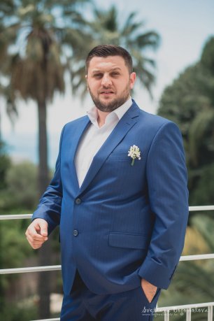 Жених в синем костюме