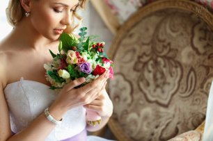 Букет невесты с маленькими розами и ягодами