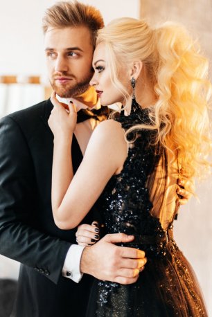 Жених и невеста в черном