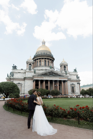 Котики на фоне Исаакиевского Собора.