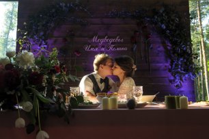 Президиум с деревянным щитом и цветочной композицией