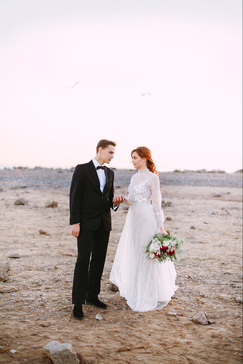 Нежные чувства, прикосновения, детали. Спокойствие без суеты мира и яркие эмоции, одновременно сплетаются в этой съемке у моря. Солнечной и таинственной одновременно.