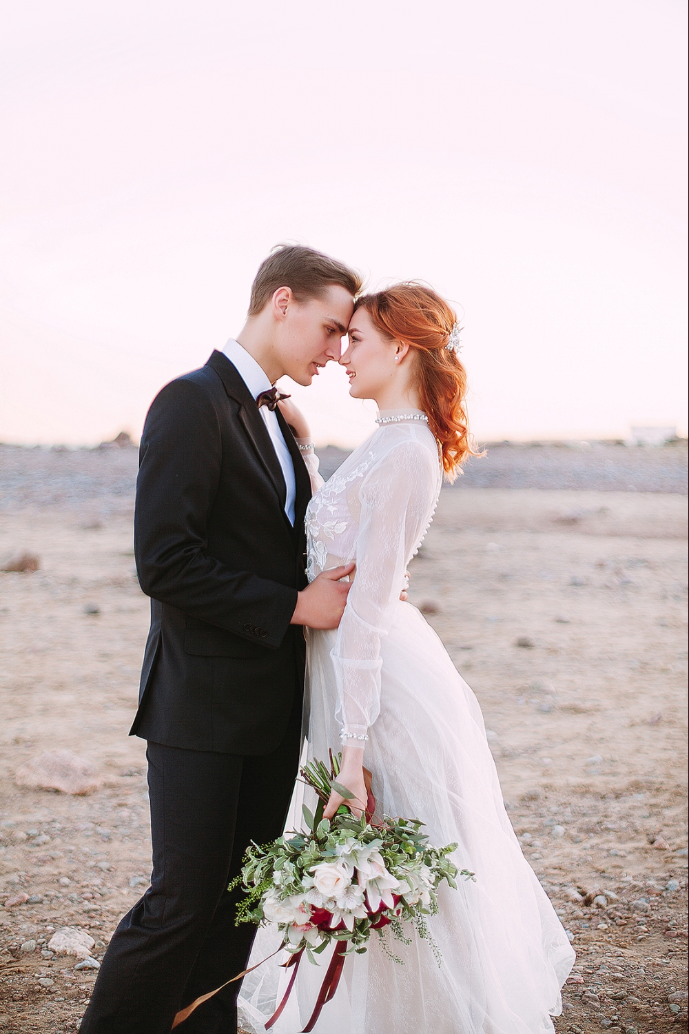 Нежные чувства, прикосновения, детали. Спокойствие без суеты мира и яркие эмоции, одновременно сплетаются в этой съемке у моря. Солнечной и таинственной одновременно.