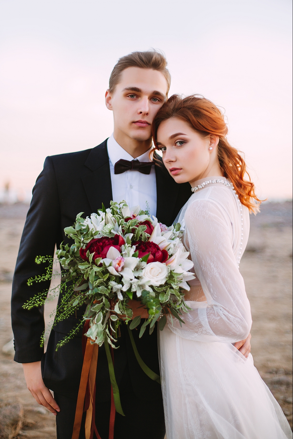 Нежные чувства, прикосновения, детали. Спокойствие без суеты мира и яркие эмоции, одновременно сплетаются в этой съемке у моря. Солнечной и таинственной одновременно.