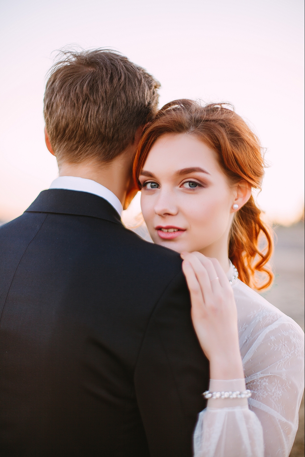 Нежные чувства, прикосновения, детали. Спокойствие без суеты мира и яркие эмоции, одновременно сплетаются в этой съемке у моря. Солнечной и таинственной одновременно.