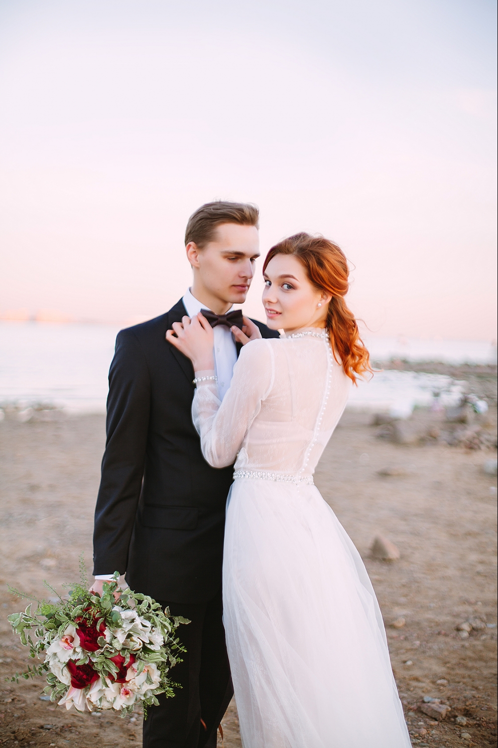 Нежные чувства, прикосновения, детали. Спокойствие без суеты мира и яркие эмоции, одновременно сплетаются в этой съемке у моря. Солнечной и таинственной одновременно.