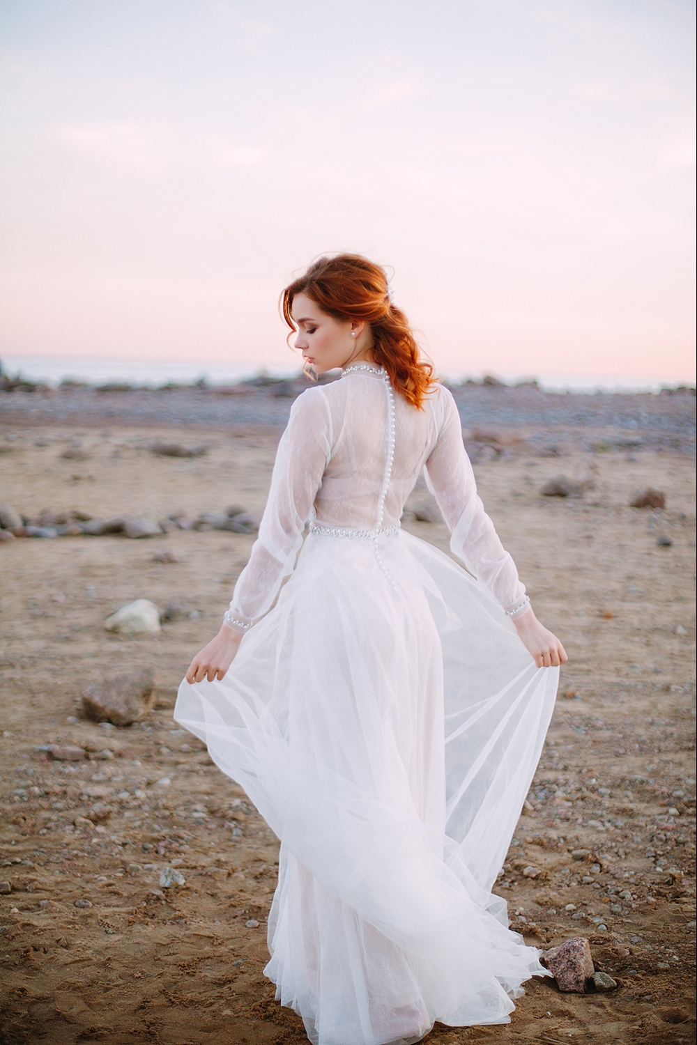 Нежные чувства, прикосновения, детали. Спокойствие без суеты мира и яркие эмоции, одновременно сплетаются в этой съемке у моря. Солнечной и таинственной одновременно.