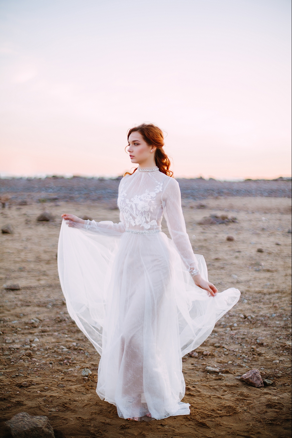 Нежные чувства, прикосновения, детали. Спокойствие без суеты мира и яркие эмоции, одновременно сплетаются в этой съемке у моря. Солнечной и таинственной одновременно.