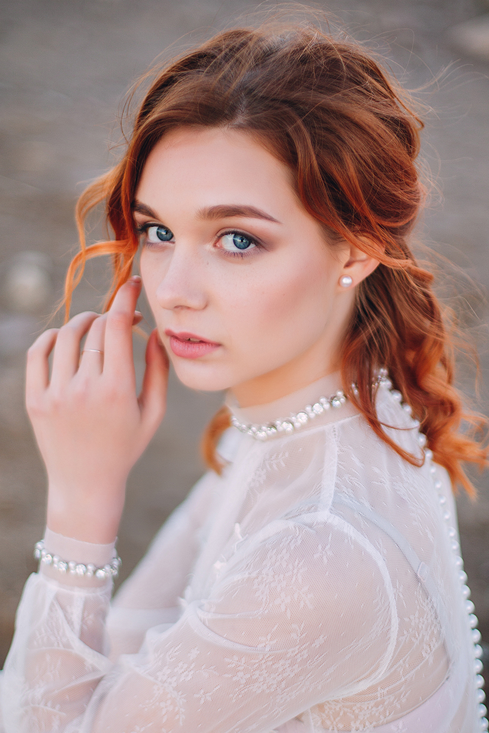 Нежные чувства, прикосновения, детали. Спокойствие без суеты мира и яркие эмоции, одновременно сплетаются в этой съемке у моря. Солнечной и таинственной одновременно.