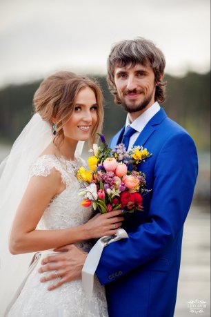 Свадебный букет с различными цветами