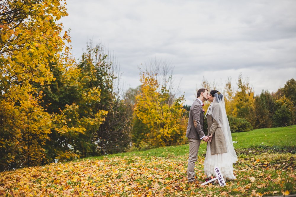Фотосессия жениха и невесты осенью