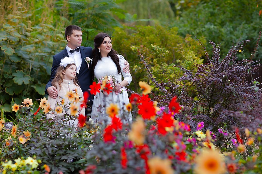 Свадебная прогулка по цветочной поляне