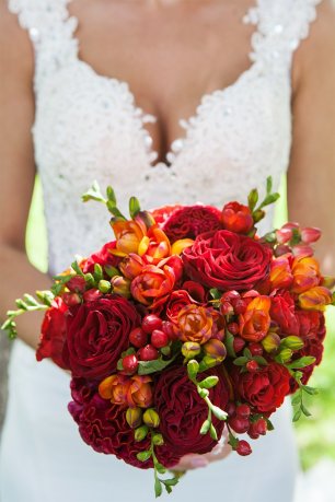 Ярко-красный букет с пионовидными розами