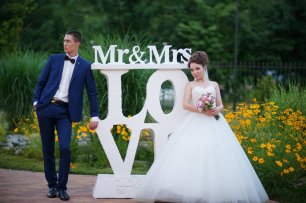 Большая надпись для свадебной фотосессии