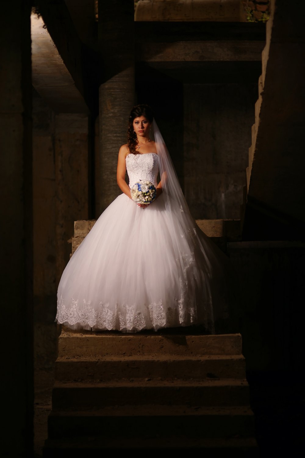 Платье невесты с очень пышной юбкой