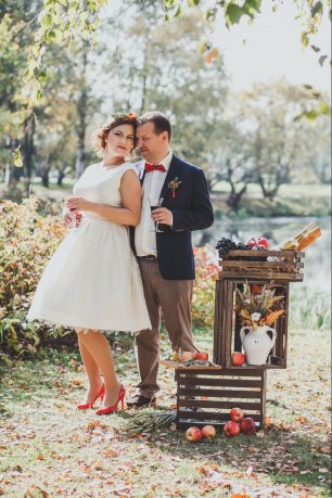 Осенняя фотосессия с красными акцентами