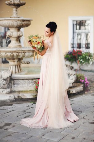 Невеста в нюдовом платье