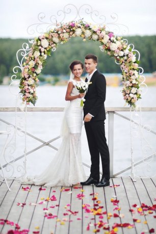 Выездная регистрация у арки с живыми цветами
