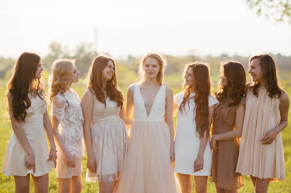 Подружки невесты в коротких летних платьях