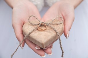 Деревянная подушечка для колец